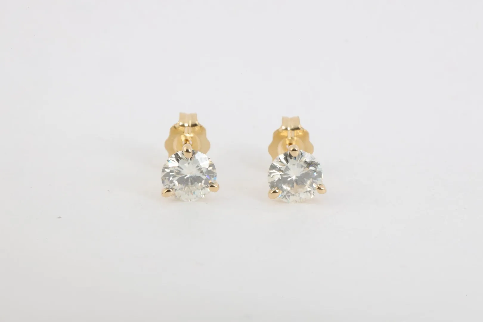 14k Yellow Gold 0.92tcw Moissanite Stud Earrings (0.68g.)