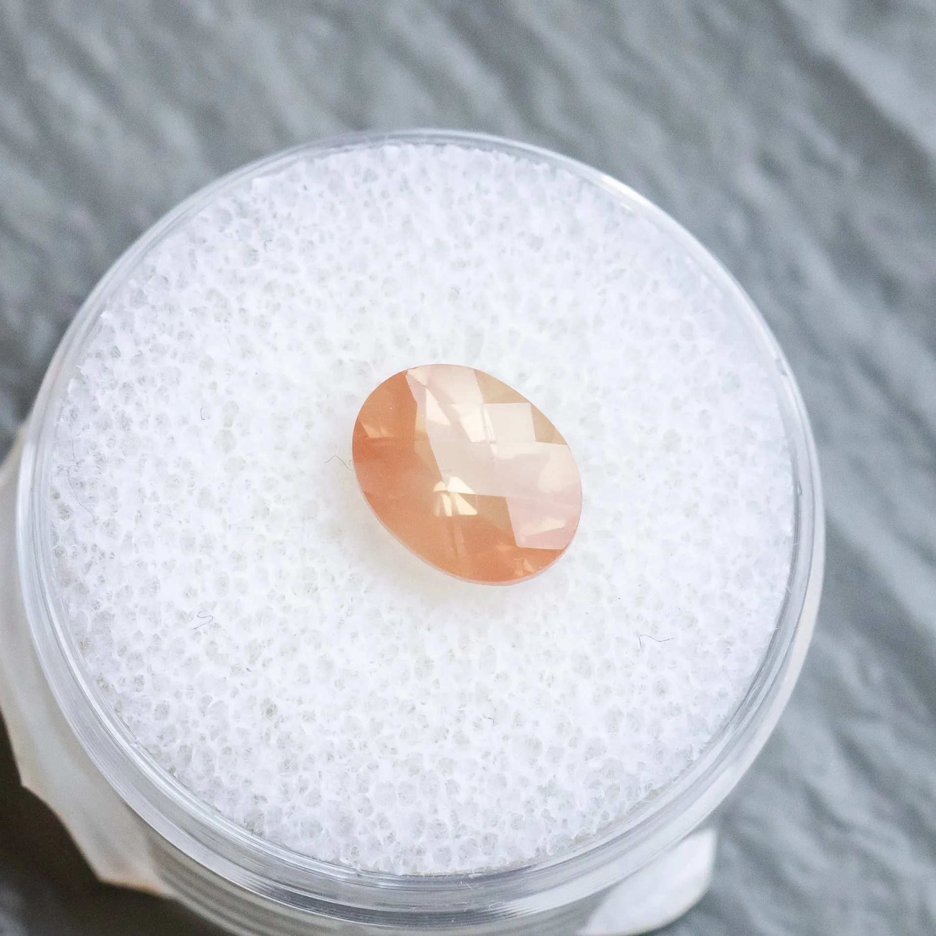 1.87CT OVAL OREGON SUNSTONE, SOFT PEACH CREAM, 9.05X7.01MM