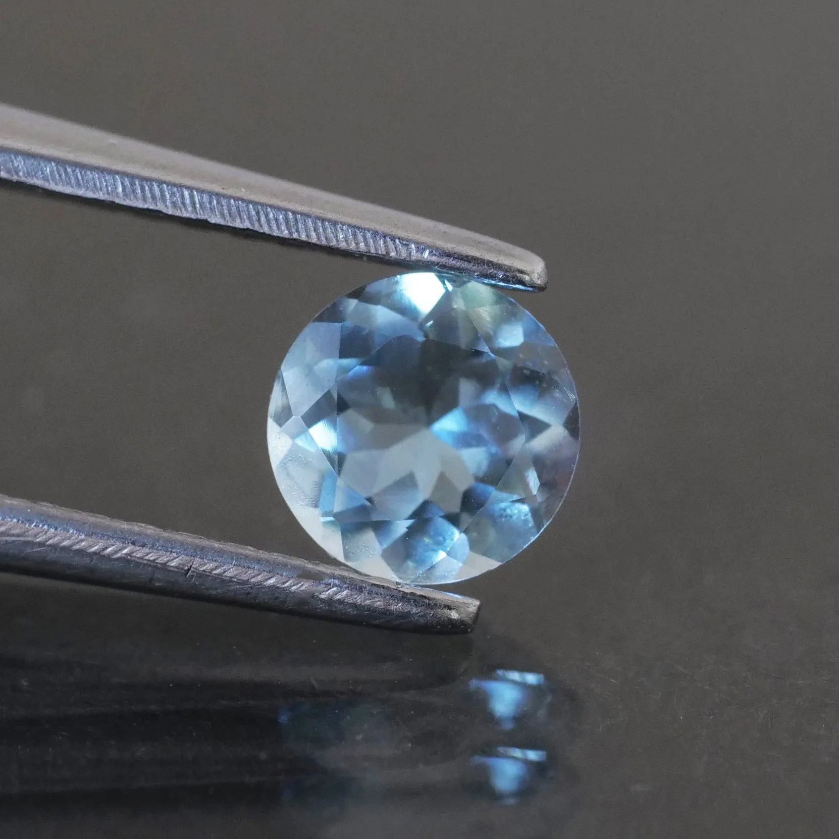 Aquamarine | round cut 5mm, 0.5ct. VVS clarity