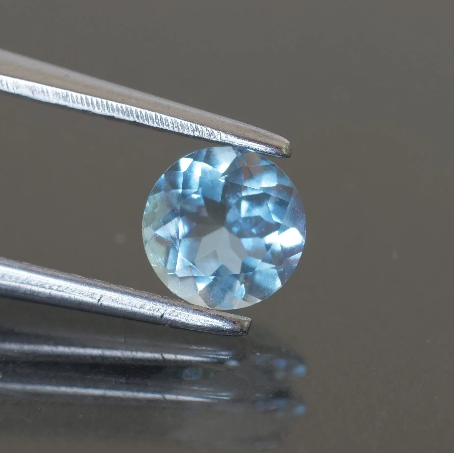 Aquamarine | round cut 5mm, 0.5ct. VVS clarity