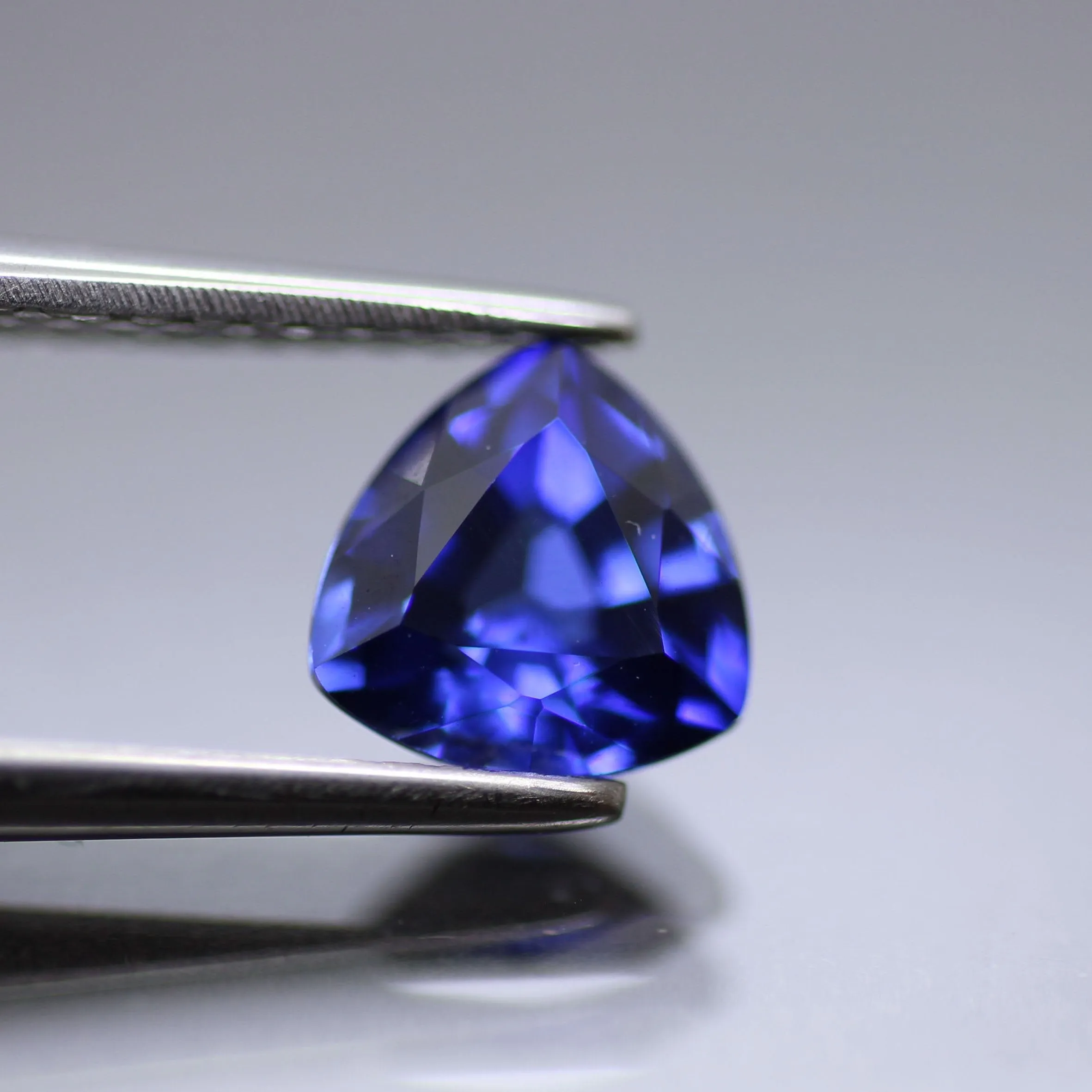 Blue Sapphire | lab created, trillion cut 6mm, VS 0.7ct