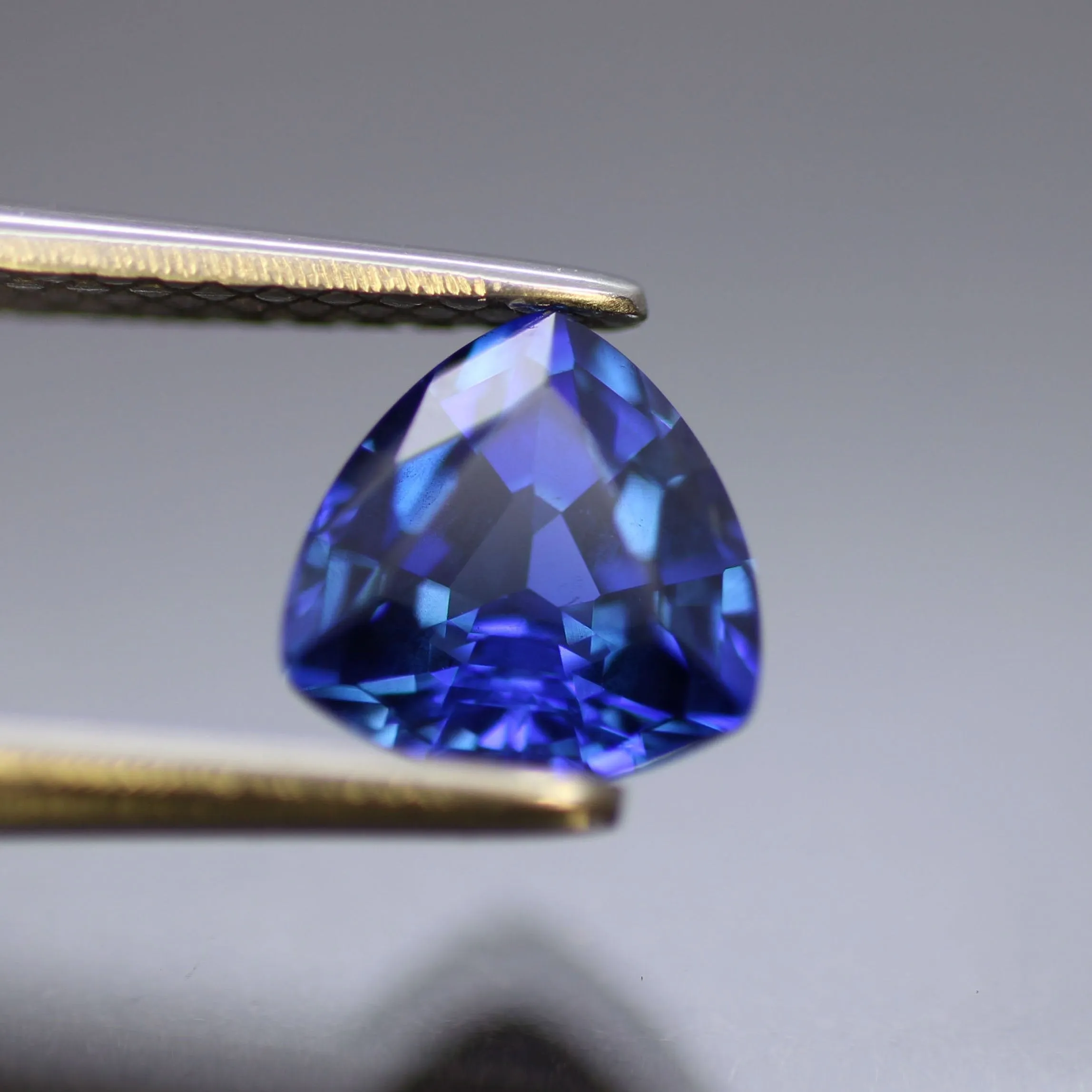 Blue Sapphire | lab created, trillion cut 6mm, VS 0.7ct