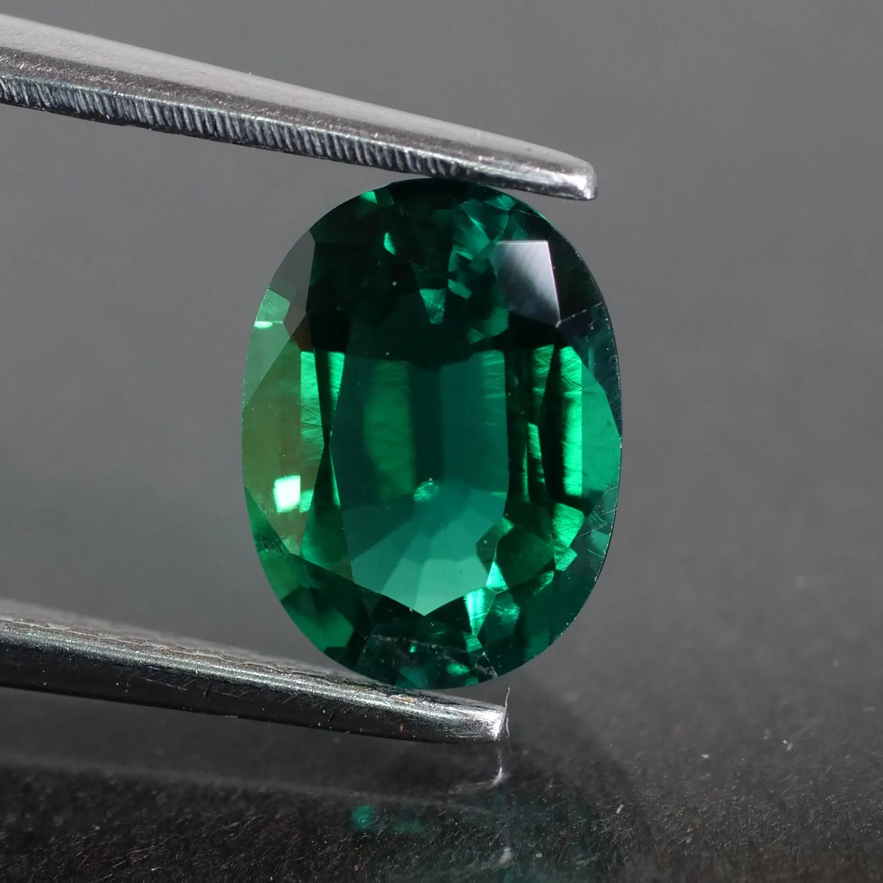 Emerald | Lab-Created Hydrothermal, oval cut 8x6mm, VS 1.1ct