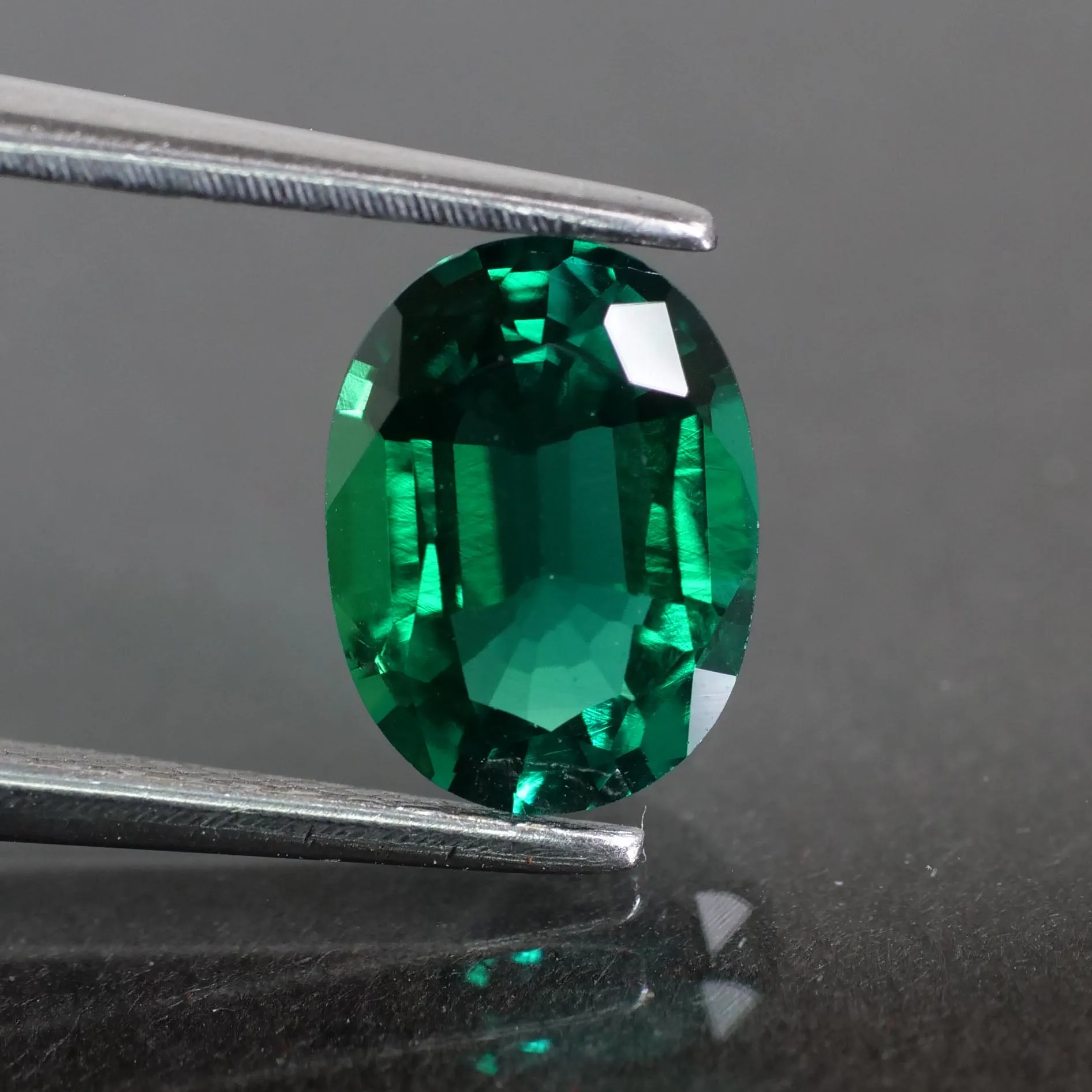 Emerald | Lab-Created Hydrothermal, oval cut 8x6mm, VS 1.1ct