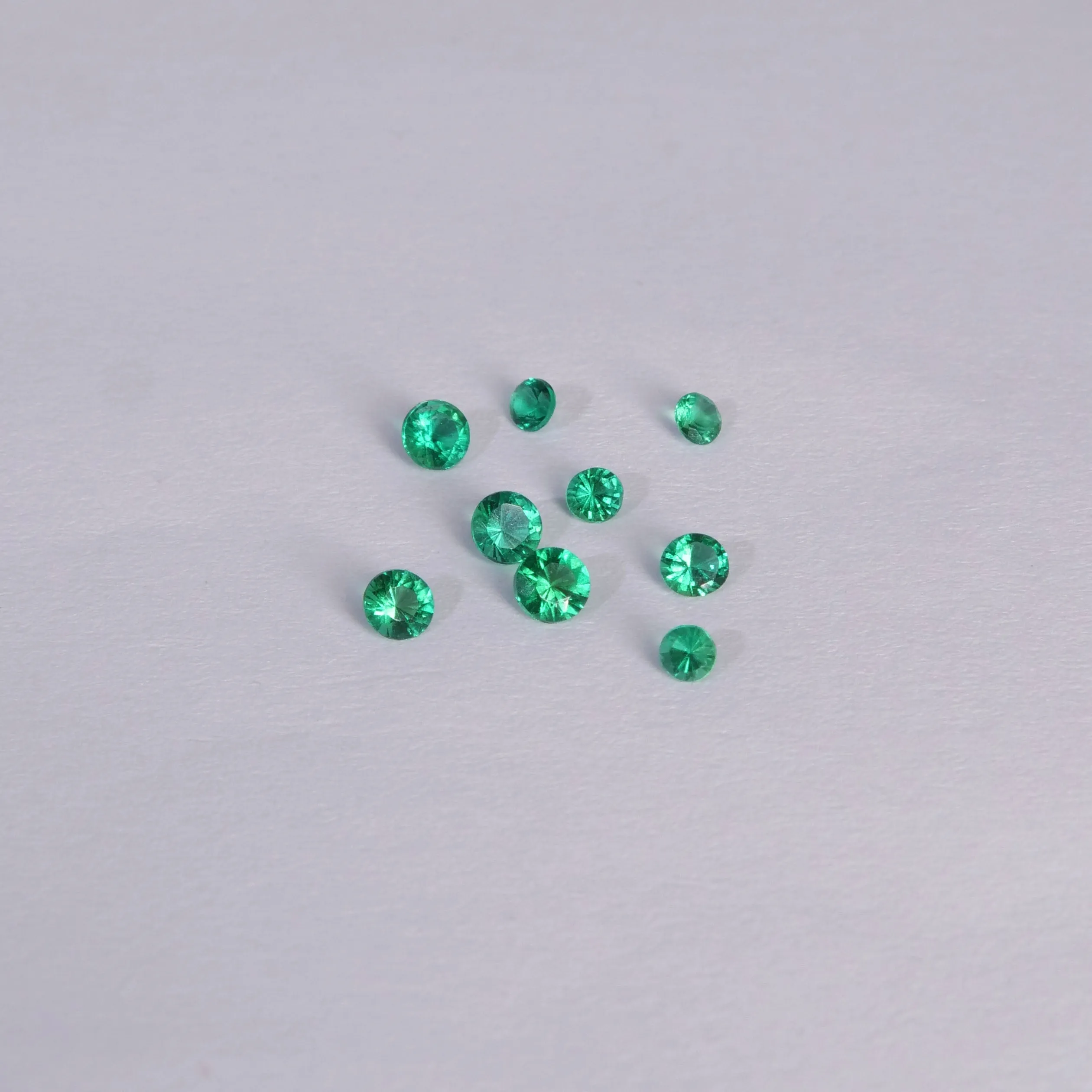 Emerald | Lab-Created Hydrothermal, round cut, accent stone