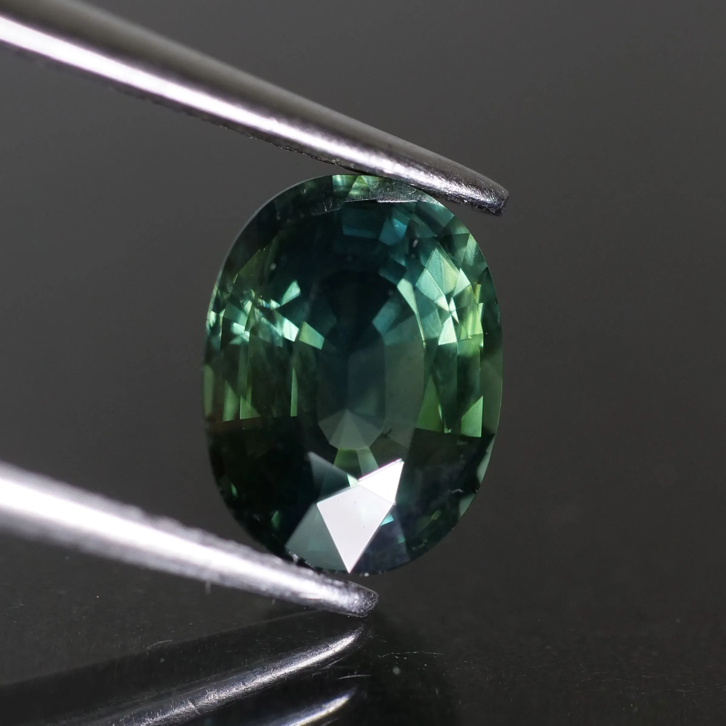 Sapphire | IGI certified | natural, dark teal (greenish blue), oval cut 8x6* mm, IF, 1.91 ct, Thailand