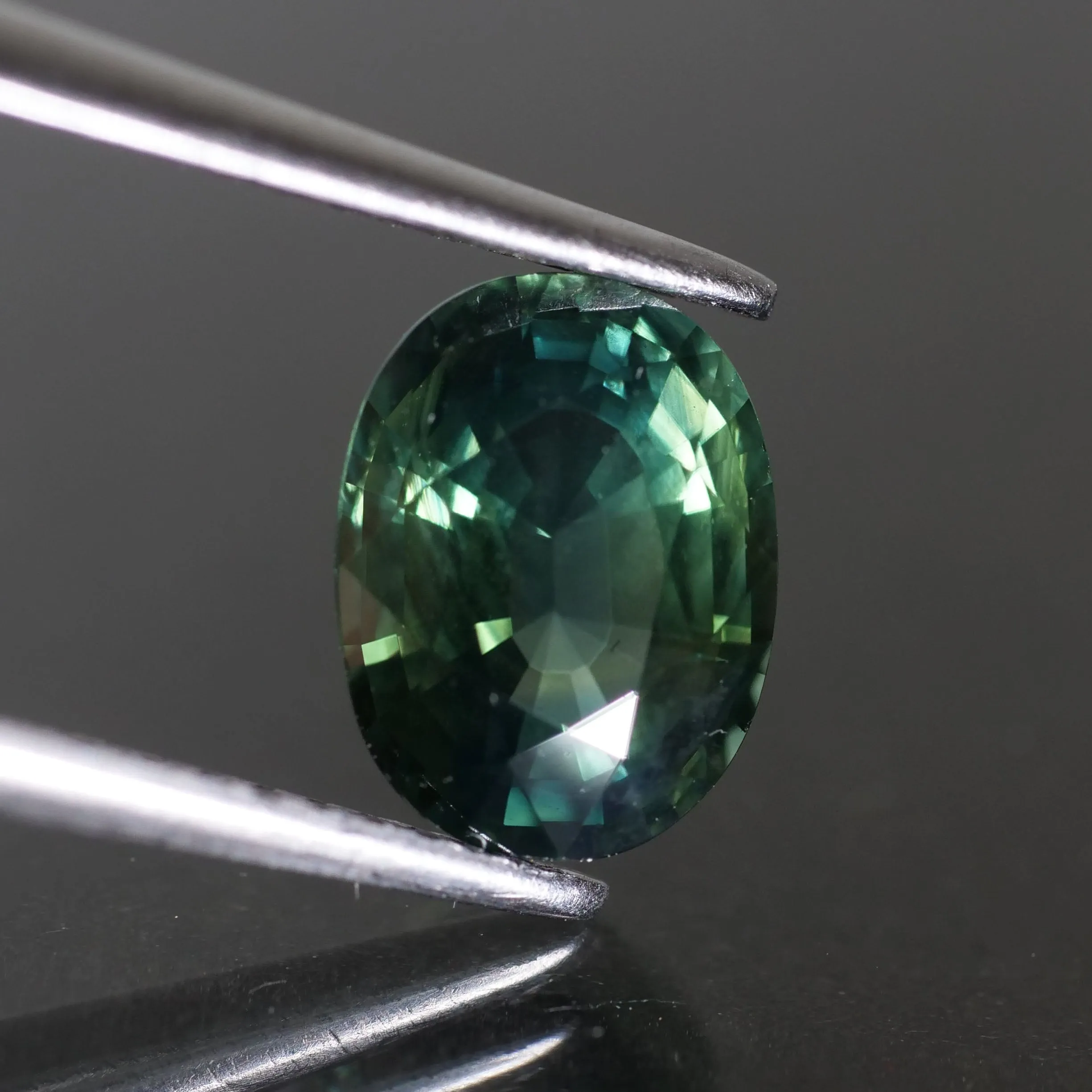 Sapphire | IGI certified | natural, dark teal (greenish blue), oval cut 8x6* mm, IF, 1.91 ct, Thailand