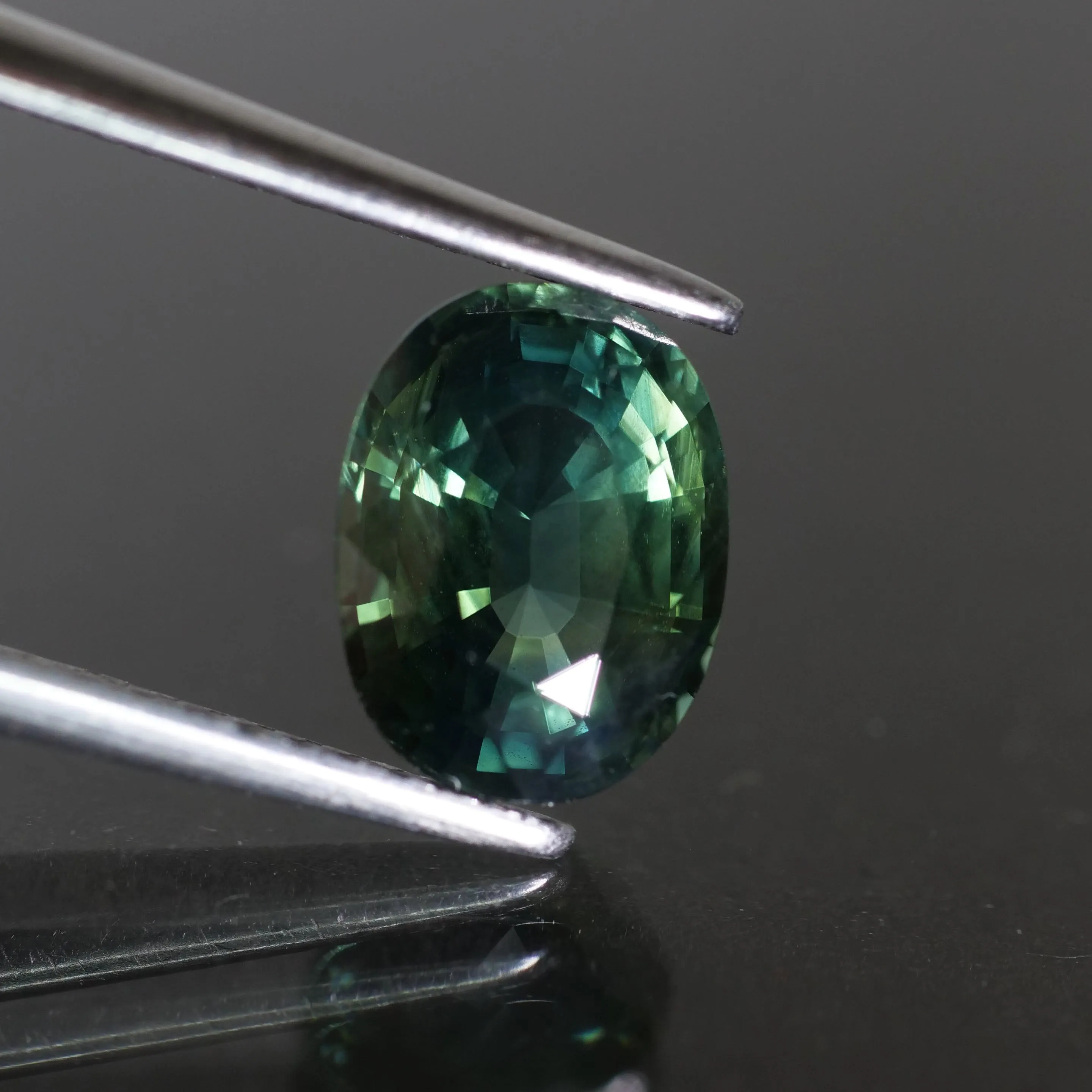 Sapphire | IGI certified | natural, dark teal (greenish blue), oval cut 8x6* mm, IF, 1.91 ct, Thailand