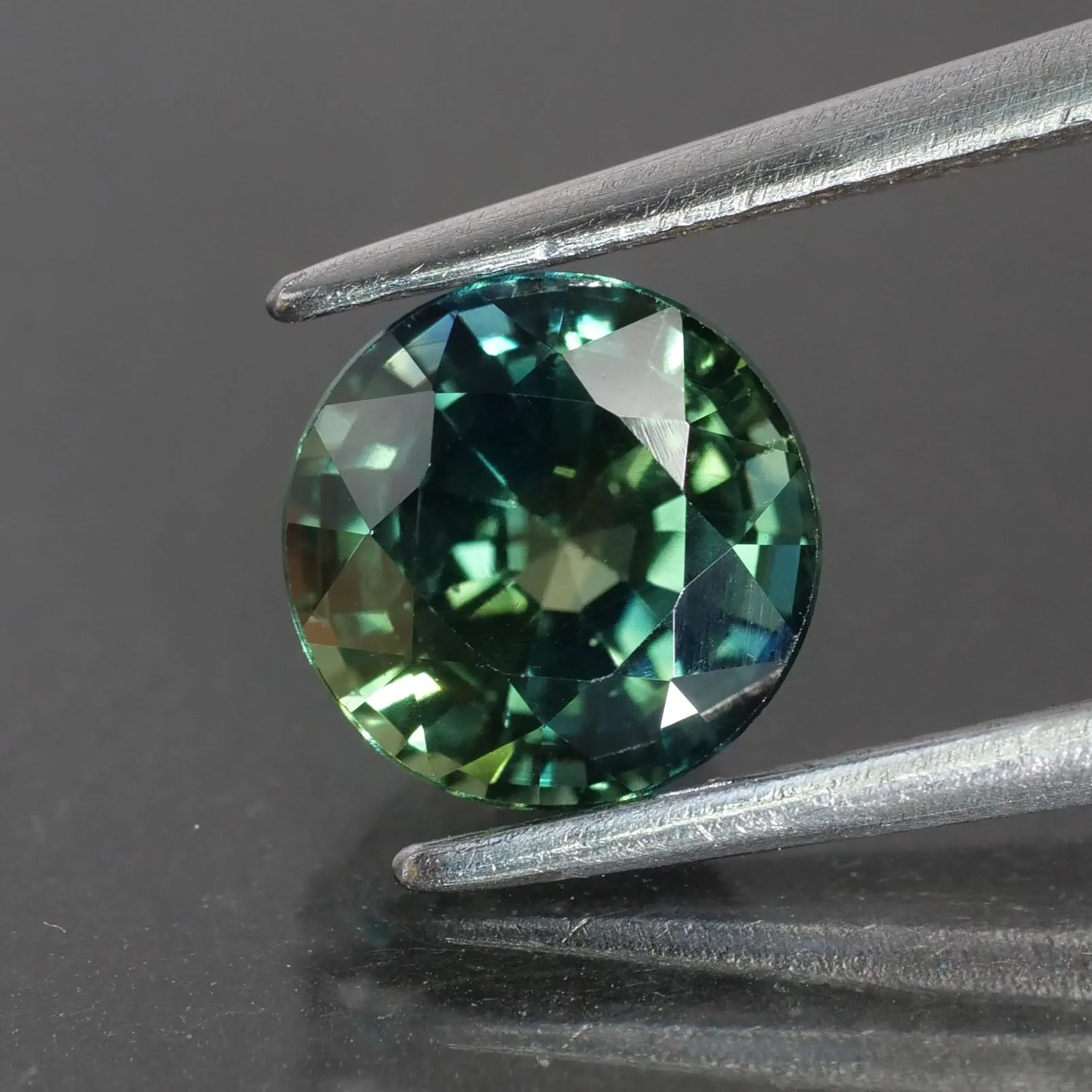 Sapphire Teal | IGI certified | natural, greenish blue, round cut 6.5 mm, 1.44ct